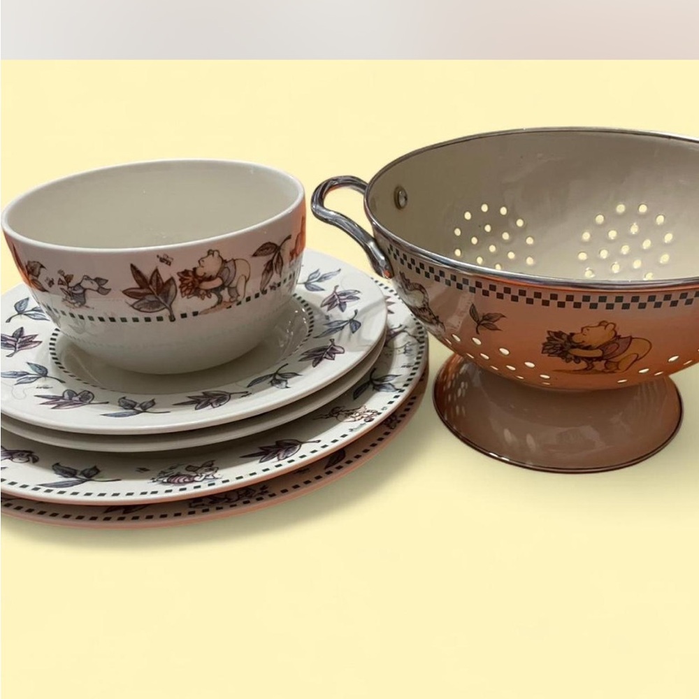 Disney Winnie the Pooh Dinnerware Set with Colander